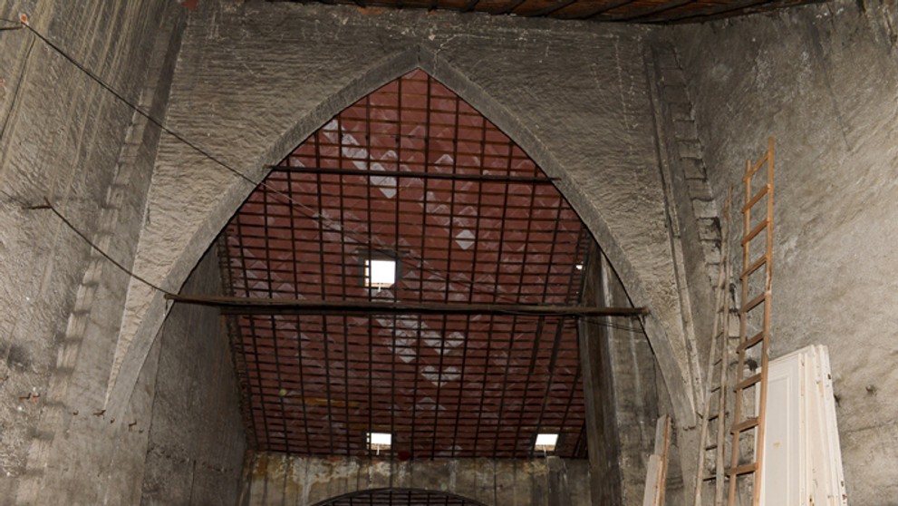 Unikátna zavesená reťazová strecha z kujného železa v Banskej Bystrici.