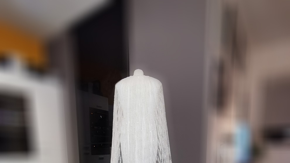 Exkluzívne zábery zo skúšky šiat počas šitia. 