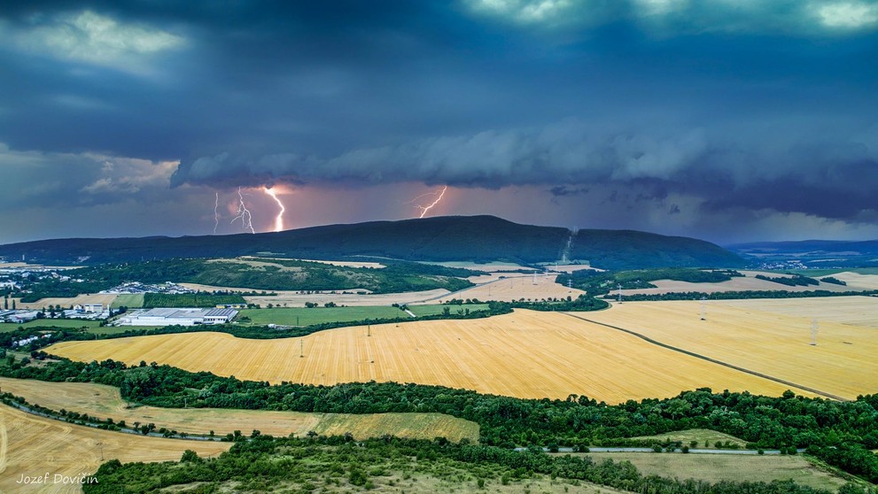 Búrkový mrak s bleskami nad Dolným Srním.