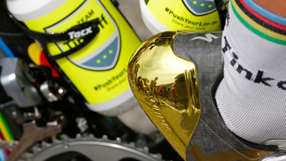 Detailný záber na zlaté tretry Petra Sagana