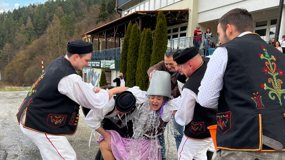 Členovia Folklórneho súboru Krompašan z Krompách oblievali a šibali svoje kolegyne nielen v meste, ale i v susednej obci Slovinky.