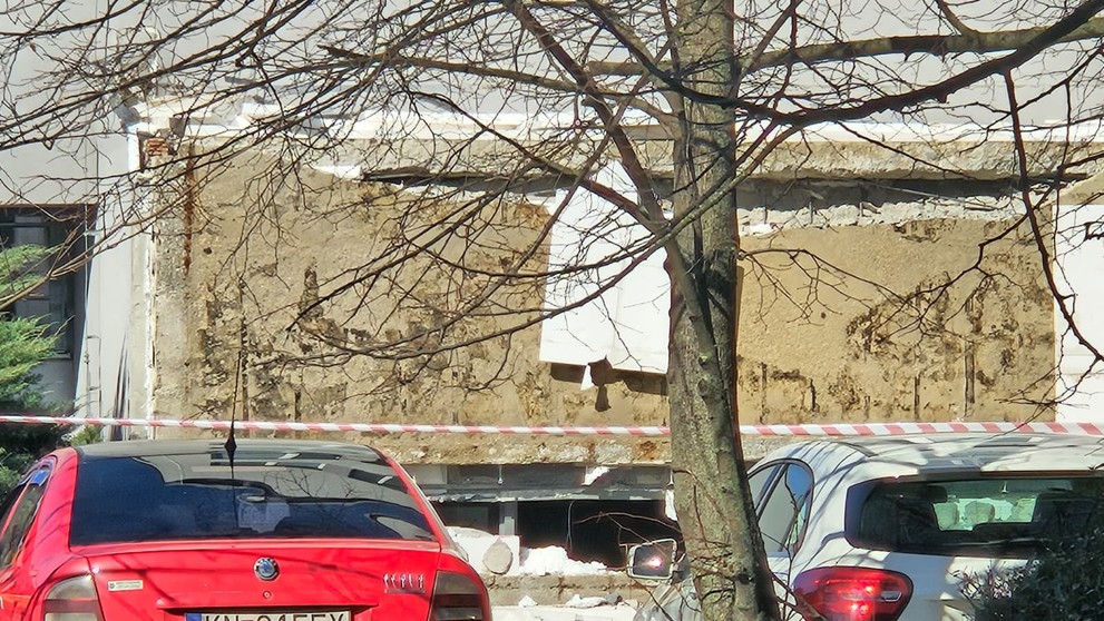 V Komárne sa zrútila časť strechy budovy klientskeho centra