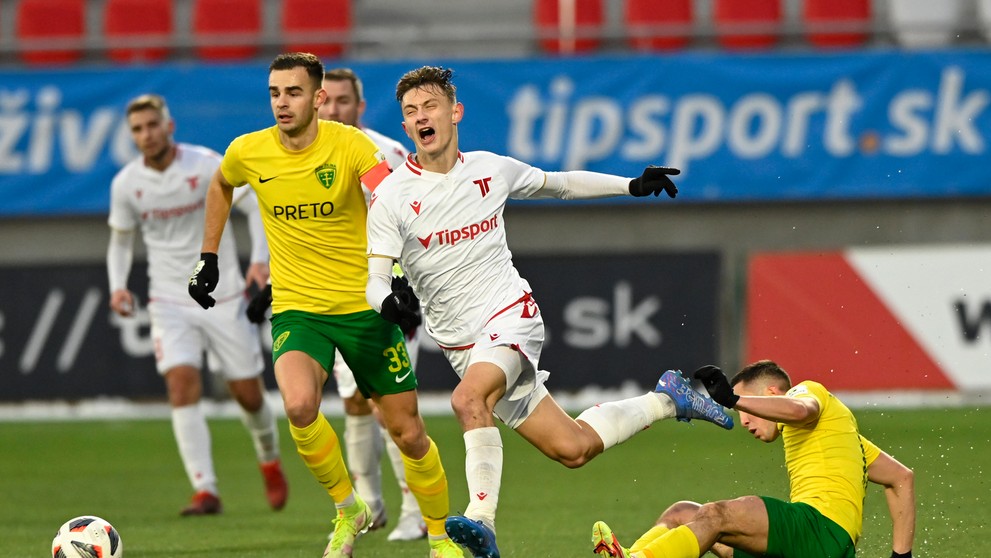 Zľava Adam Kompas (MŠK Žilina), Dominik Hollý (AS Trenčín) a Vahan Bičachčjan (MŠK Žilina) v zápase 18. kola Fortuna ligy.
