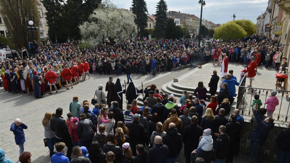 Diváci sledujú scény živej krížovej cesty na Veľký piatok pred mestským úradom v Prešove.