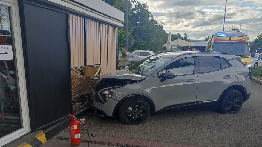 Auto vrazilo do budovy čerpacej stanice v Košiciach.