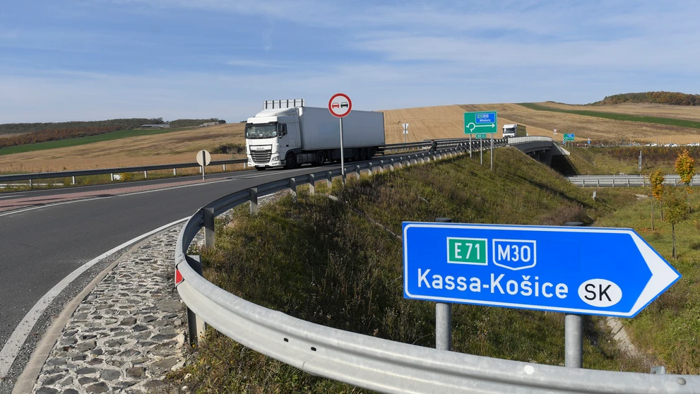 Otvorili diaľnicu M30 od Miškovca až po slovenské hranice.