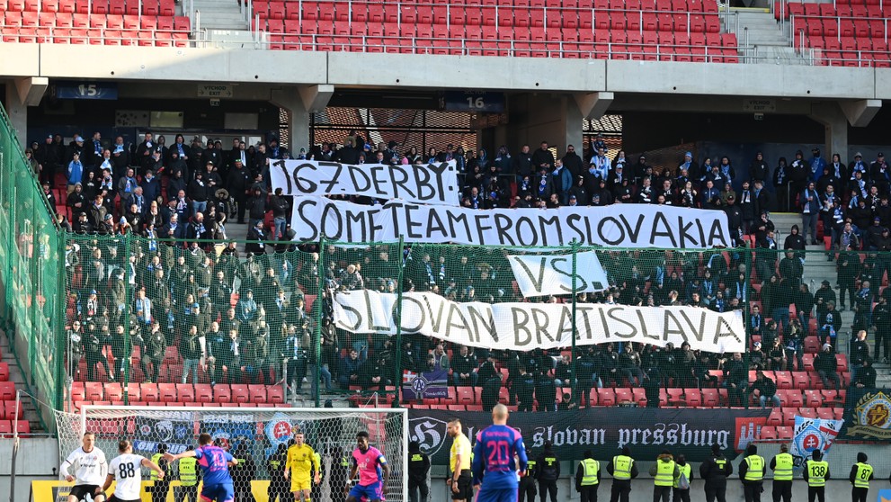 Fanúšikovia Slovana v zápase 3. kola nadstavbovej časti Fortuna ligy v skupine o titul v Trnave.