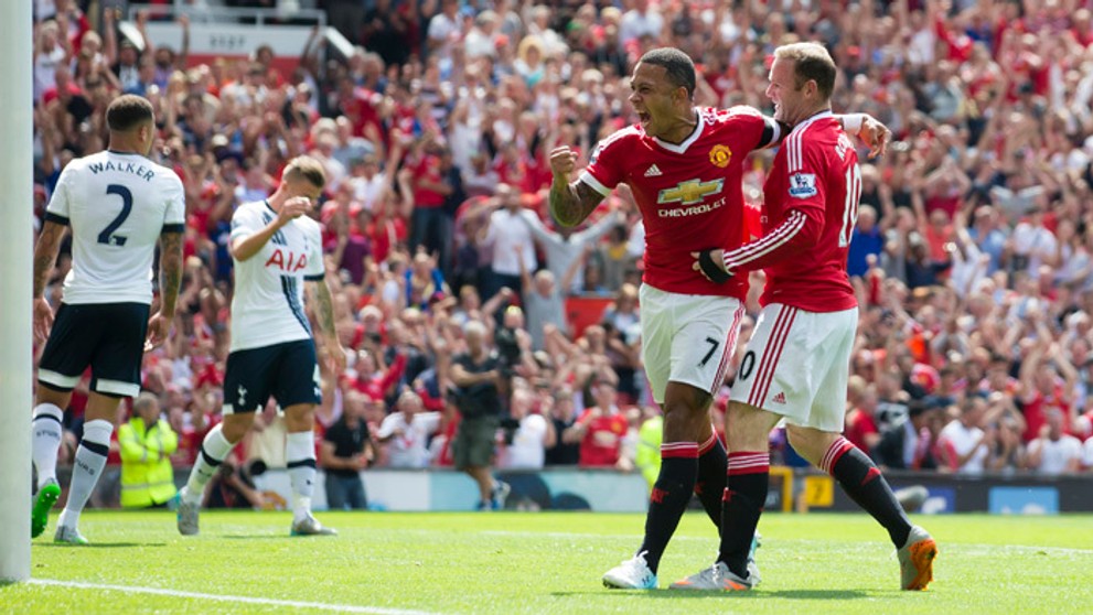 Wayne Rooney a Memphis Depay oslavujú vlastný gól Kylea Walkera (Tottenham) v prvom zápase nového ročníka Premier League.