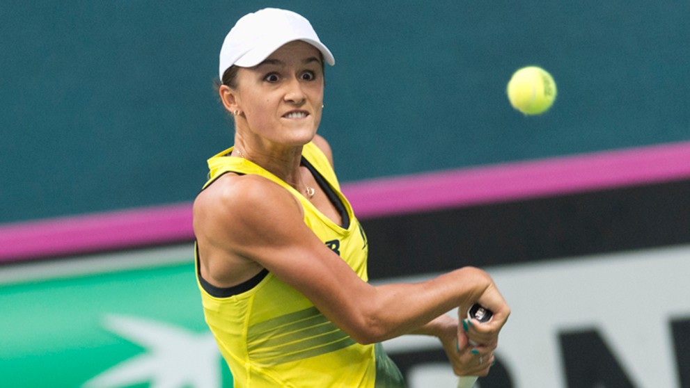  Arina Rodionovová (Austrália) odvracia loptičku proti Anne Karolíne Schmiedlovej (Slovensko).