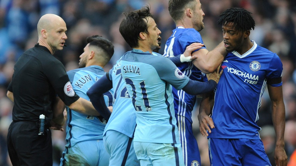 Potýčka v šlágri kola anglickej Premier League medzi Man City a Chelsea, na zemi leží hráč hostí David Luiz.