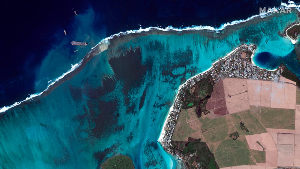 Na satelitnej snímke z 12. augusta 2020 loď MV Wakashio (hore vľavo), z ktorej unikajú ropné látky pri pobreží ostrova Maurícius