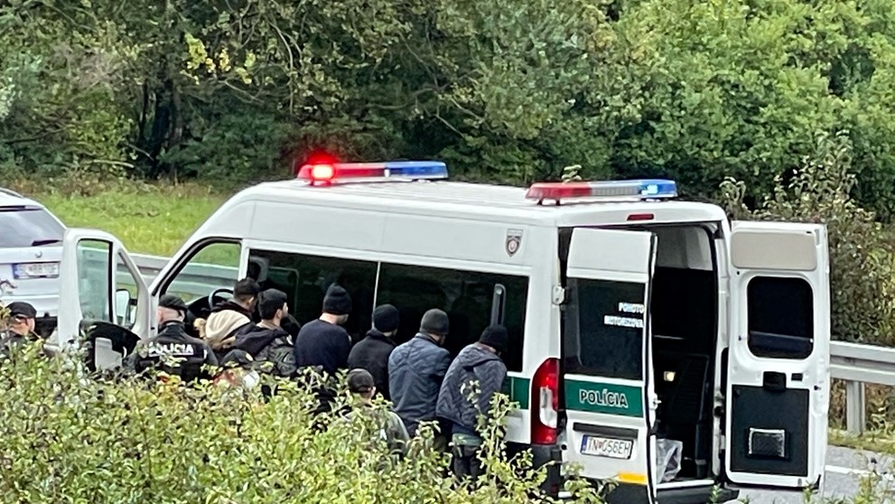 Skupinu nelegálnych migrantov zadržali policajti pri Mníchovej Lehote