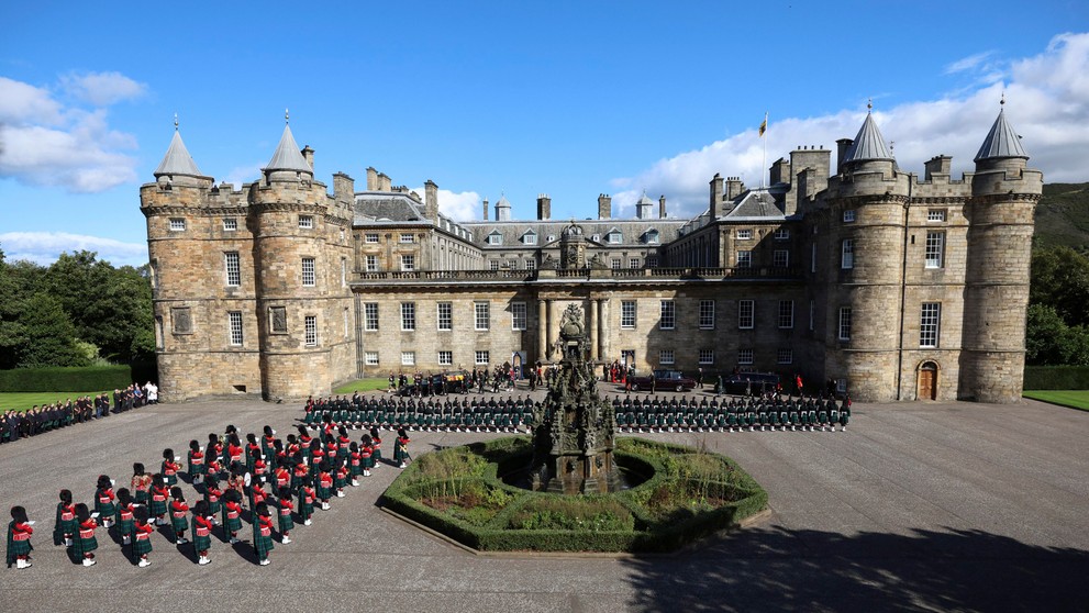 Od nedele bola rakva v zámku Holyrood
