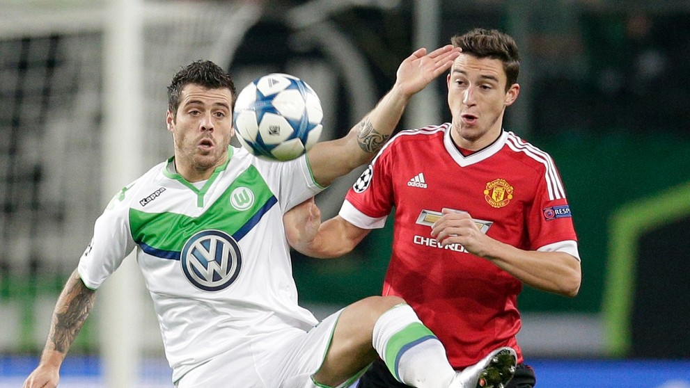 Na snímke hráč Wolfsburgu Vieirinha (vľavo) a hráč United Matteo Darmian (vpravo)