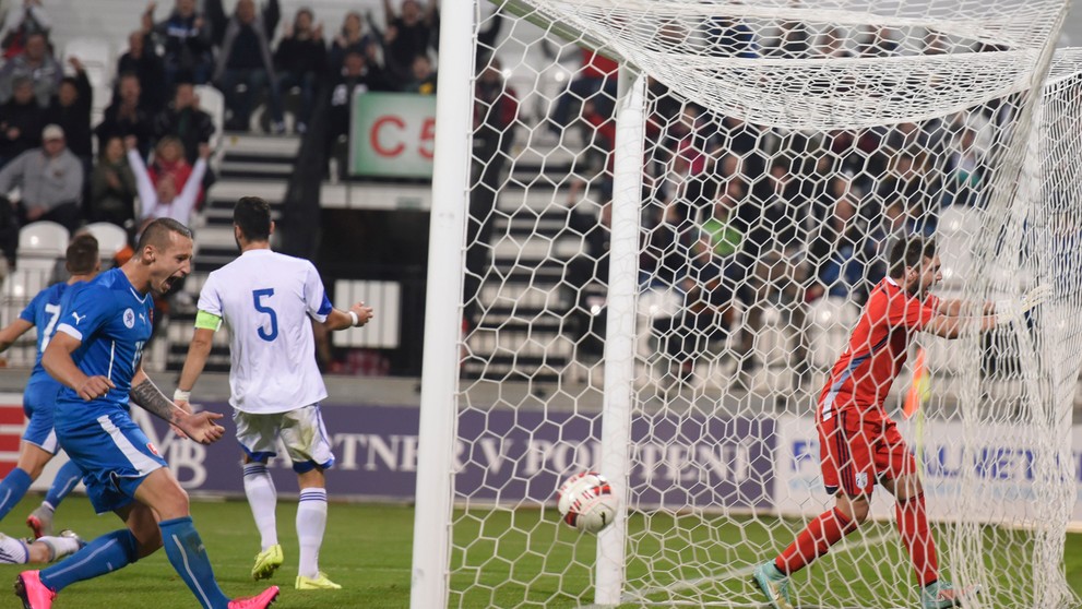 Adam Zreľák (vľavo) sa teší po góle do siete Cyperčana Dimitriosa Tziakourisa 
