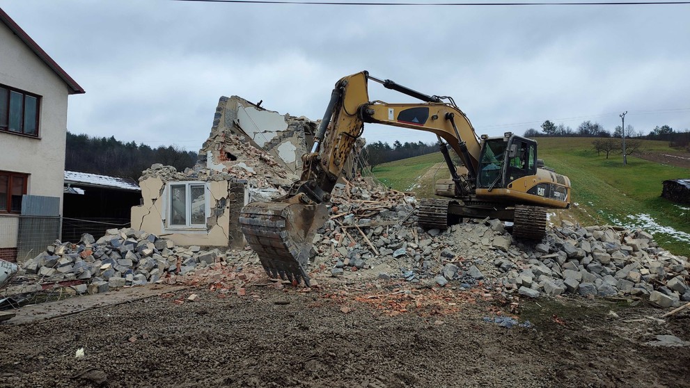 Búranie zemetrasením poškodeného domu v Baškovciach