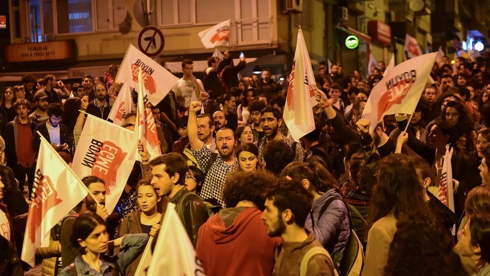 Odporcovia demonštrujú proti výsledkom referenda