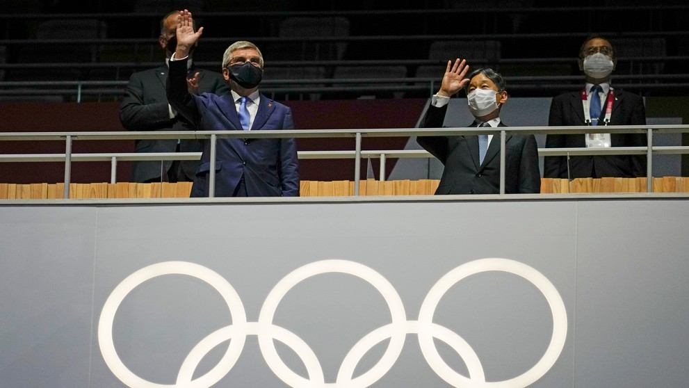 Na snímke zľava prezident MOV Thomas Bach a japonský cisár Naruhito počas otváracieho ceremoniálu LOH v Tokiu.