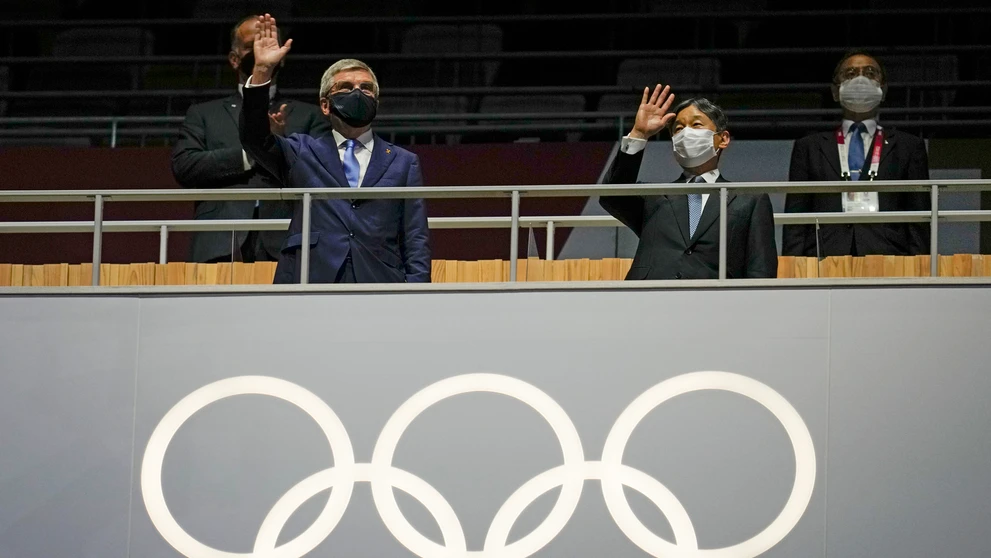 Na snímke zľava prezident MOV Thomas Bach a japonský cisár Naruhito počas otváracieho ceremoniálu LOH v Tokiu.
