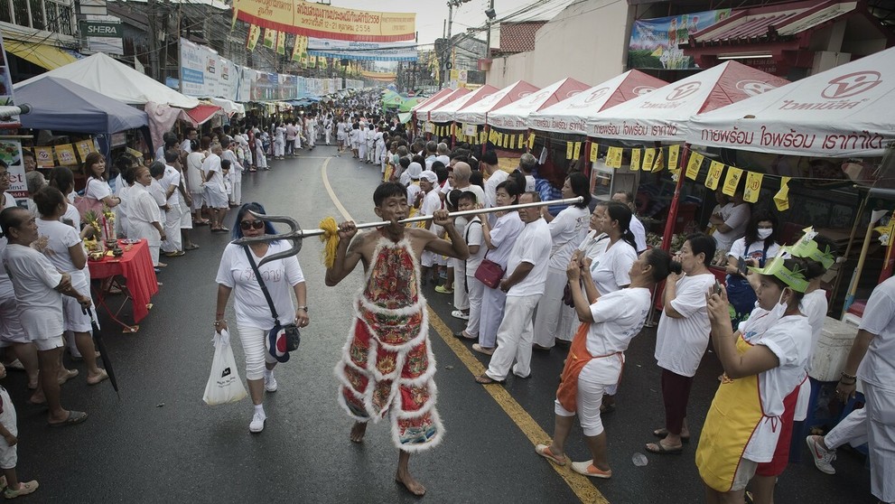 Zástup veriacich kráča Phuketom.
