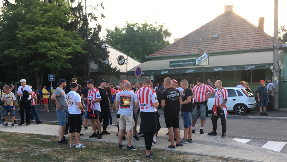 Bezpečnostná služba kontroluje pred zápasom s DAC Dunajská Streda fanúšikov Cracovie Krakov.
