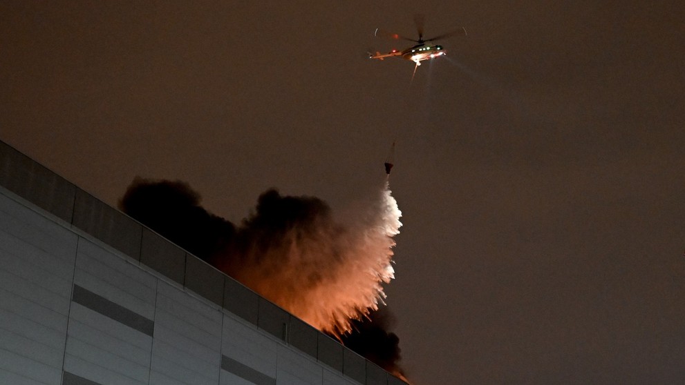 Helikoptéra hasí požiar budovy v Moskve.