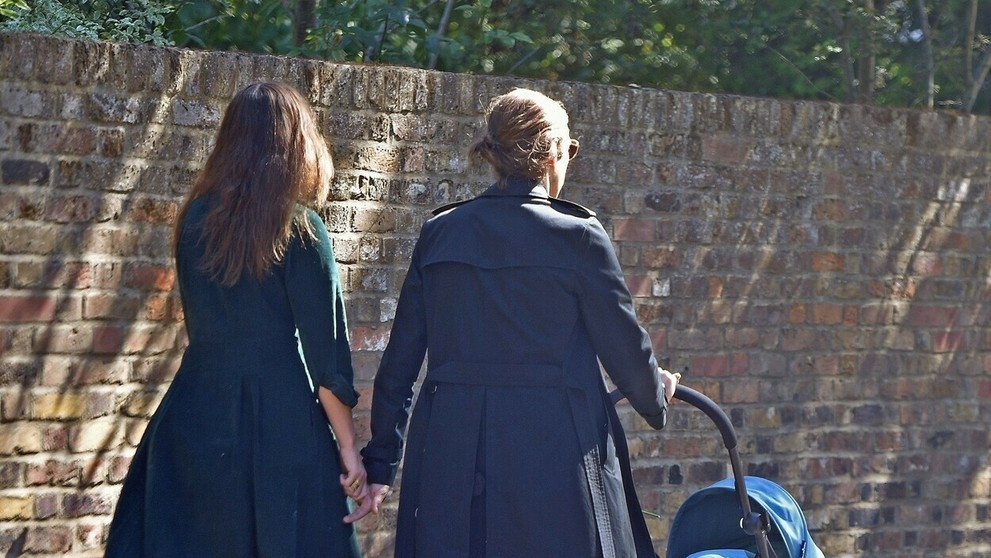 Na snímke druhý vpravo jeden z fanúšikov Slovana vbehol na ihrisko a pridal sa k roztržke hráčov oboch mužstiev.