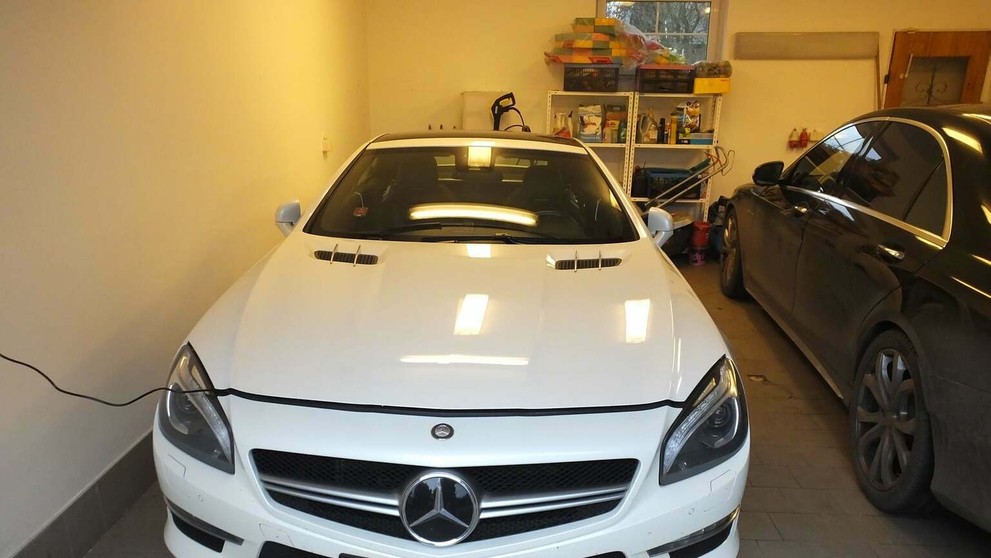 Zadržané luxusné auto políciou počas medzinárodnej akcie.