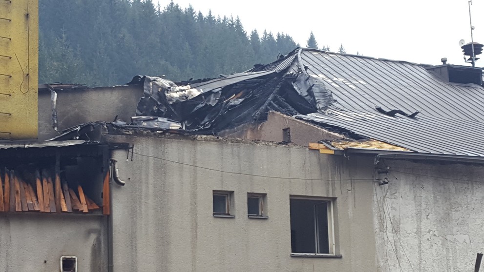 Hasiči zasahovali pri požiari polyfunkčného objektu v obci Korňa.