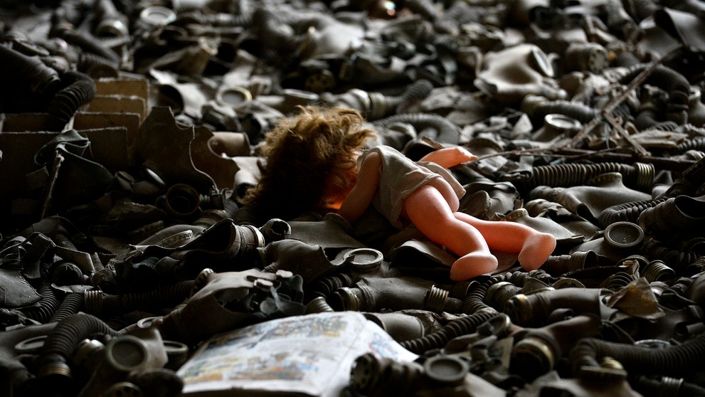 Plynové masky a bábika na podlahe ZŠ v ukrajinskom meste Pripiať, ktoré je iba pár kilometrov od atómovej elektrárne Černobyľ.