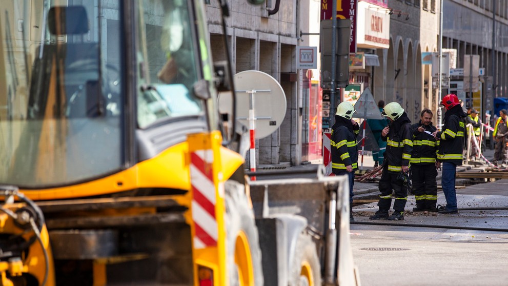 Na snímke sanitka po výbuchu plynu na Gorkého ulici v Bratislave 