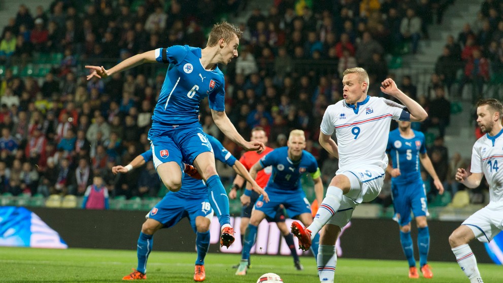 V popredí vľavo Ján Greguš a vpravo Kolbeinn Sigthórsson (Island) v prípravnom futbalovom zápase Slovensko