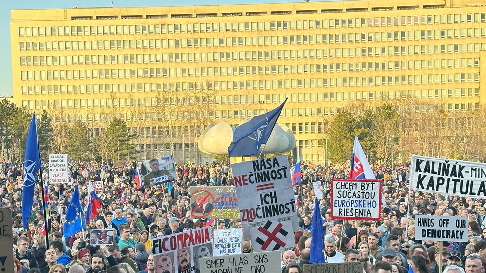 Ľudia na proteste Slovensko je Európa