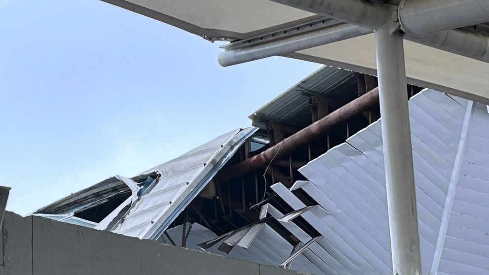 Na letisku v Naí Dillí sa zrútila časť strechy.