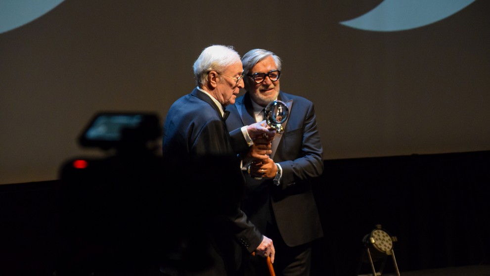 Sir Michael Caine si na 55. ročníku MFF KV prevzal Krištáľový glóbus za mimoriadny umelecký prínos do svetovej kinematografie
