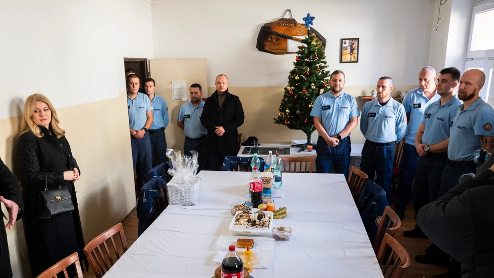 Vľavo prezidentka SR Zuzana Čaputová počas stretnutia s príslušníkmi Hasičského a záchranného zboru útvaru hlavného mesta SR Bratislavy.