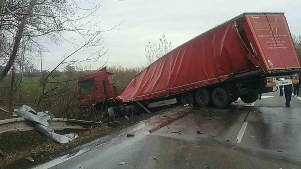 V Medveďove sa zrazili dve dodávky a nákladiak.