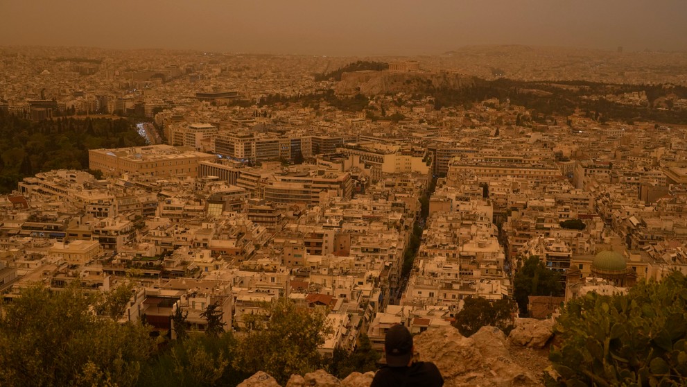 Atény sa zahalili do oranžovej.