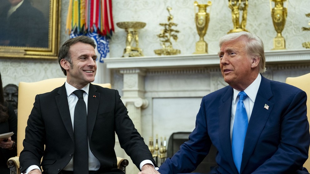 Emmanuel Macron si podáva ruku s Donaldom Trumpom počas ich stretnutia v Bielom dome.