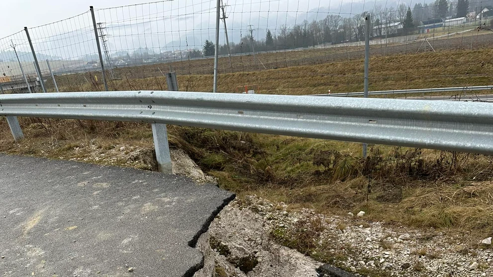 V časti Bytčica došlo k výraznému zosuvu pôdy.