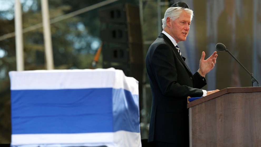 Bývalý americký prezident Bill Clinton na pohrebe Šimona Peresa.