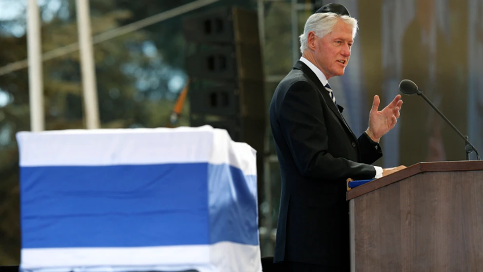 Bývalý americký prezident Bill Clinton na pohrebe Šimona Peresa.