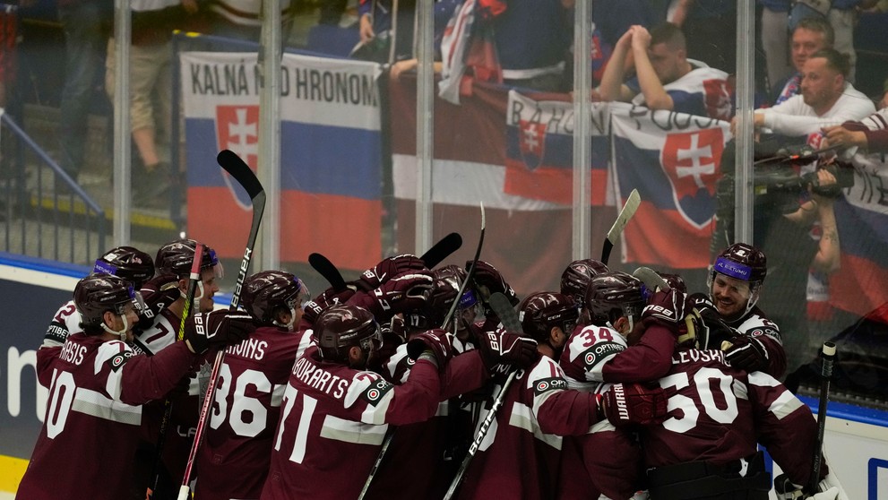Radosť lotyšských hokejistov po víťazstve nad Slovenskom