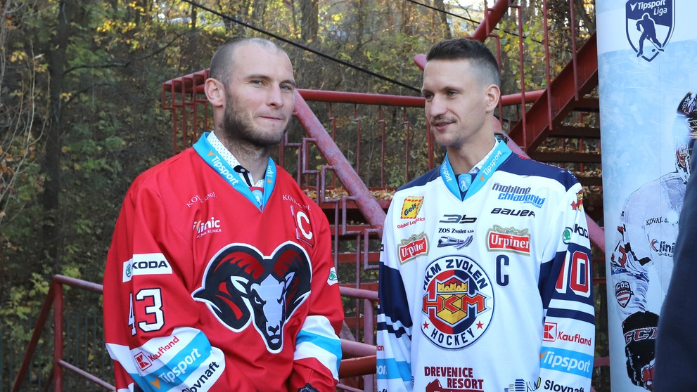 Kapitáni tímov (zľava) Banská Bystrica Tomáš Surový a Zvolena Michal Chovan na tlačovej konferencii k Winter Classic.