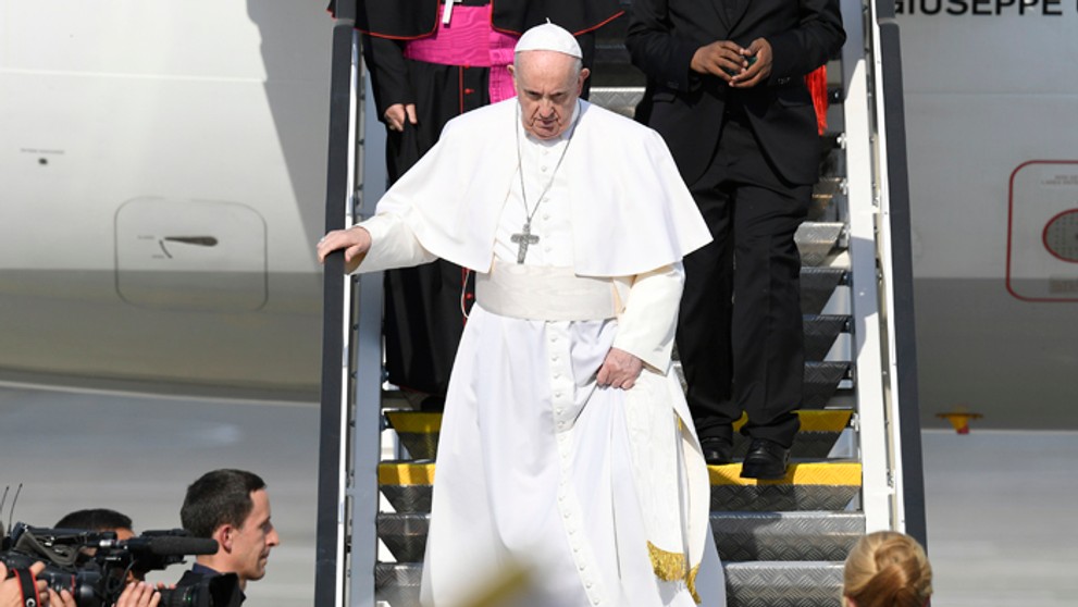 Pápež František vystupuje z lietadla, privítala ho prezidentka Zuzana Čaputová.
