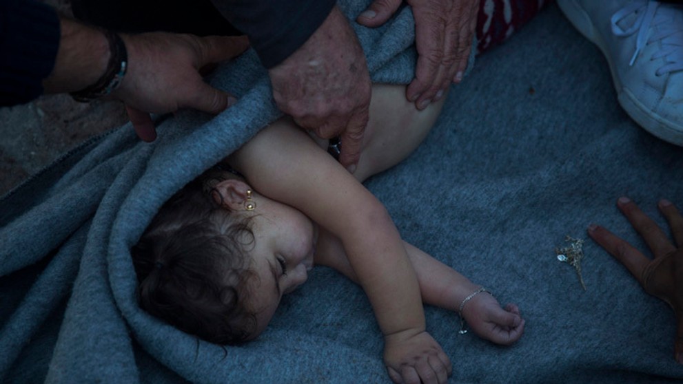 Lekári oživujú malé dievčatko, ktoré sa nachádzalo na lodi s migrantami.
