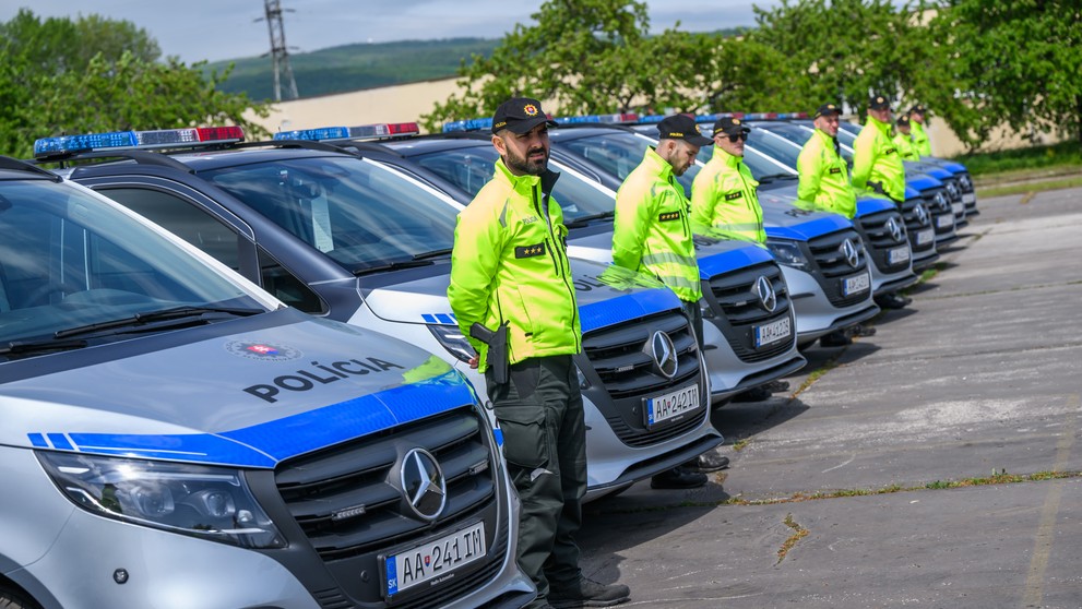 Policajti pri nových služobných vozidlách