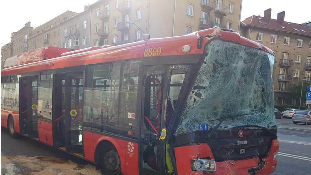 Nehoda autobusu a trolejbusu v Bratislave.