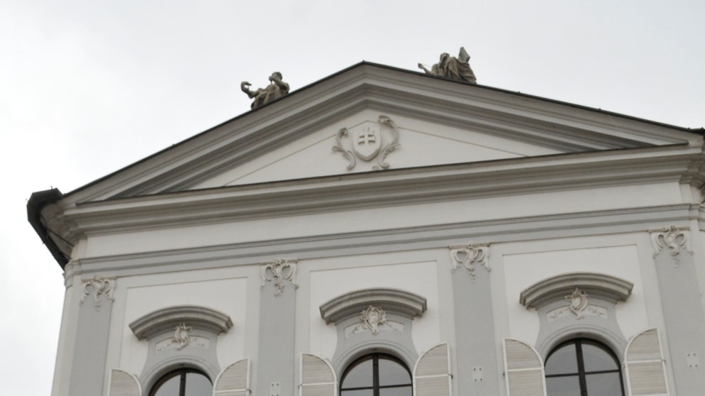 Privítanie britského kráľovského páru na nádvorí Prezidentského paláca.