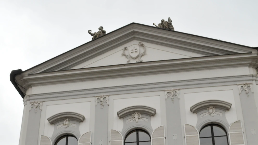 Privítanie britského kráľovského páru na nádvorí Prezidentského paláca.